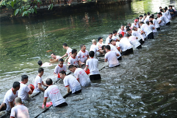 【图1：5月12日，“起龙船”仪式在广州荔湾湖畔展开】.jpg