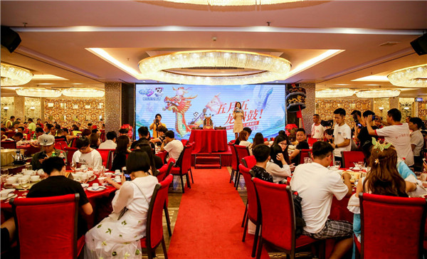 【图4：泮塘亲友和《神武3》玩家的龙舟饭】.jpg