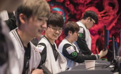 Faker成为全球唯一大满贯选手！16冠LOL第一人