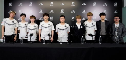 虎牙LPL：解说柯基的逆袭 同济高材生助力IG大战JDG