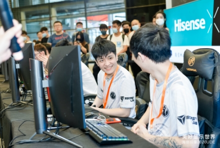 海信首款电竞显示器携手iG首秀 240HZ+1000R曲率“硬派”出道