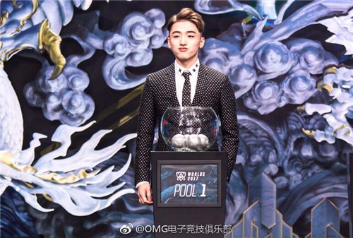 OMG中单冷少评论席首秀，凭借“下班了吗”意外出圈