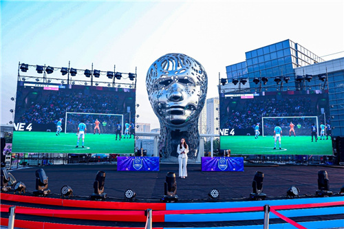 《荣耀征途》FIFA总决赛，黄飞红为电竞选手加油